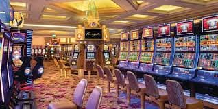 Live dealer tables di platform ekajitu termasuk blackjack, roulette, dan baccarat